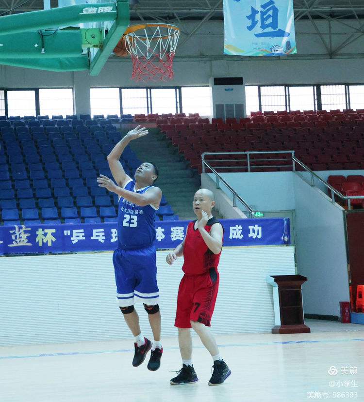 精准投篮，完美控球技术获得观众喝彩的简单介绍