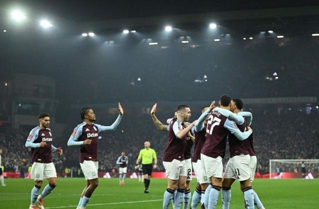 热刺开场5分钟连进两球，巴萨防线形同虚设！的简单介绍