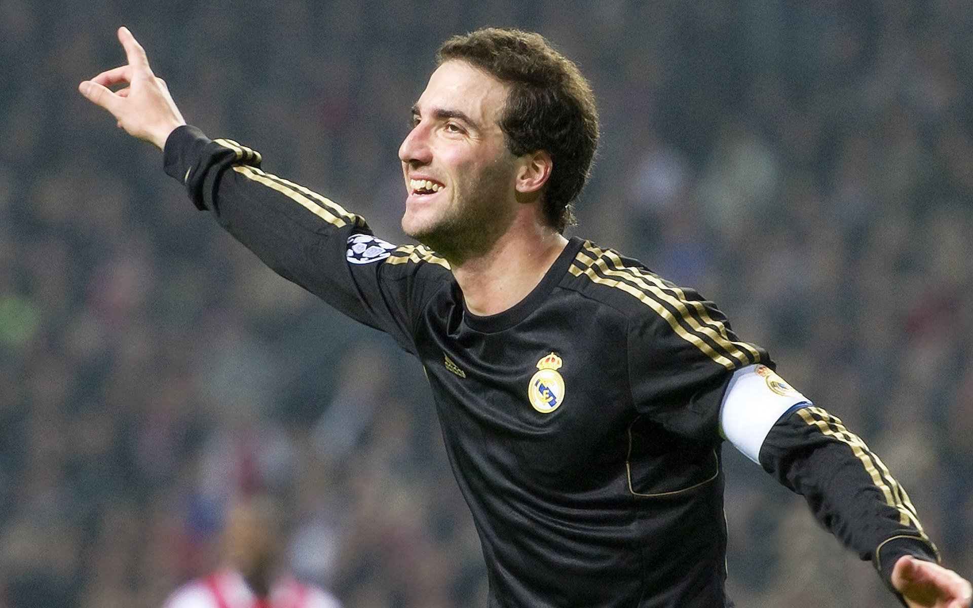 费德勒连续七场比赛得分超过重返赛场，老鹰不断突破！赛场气氛高涨