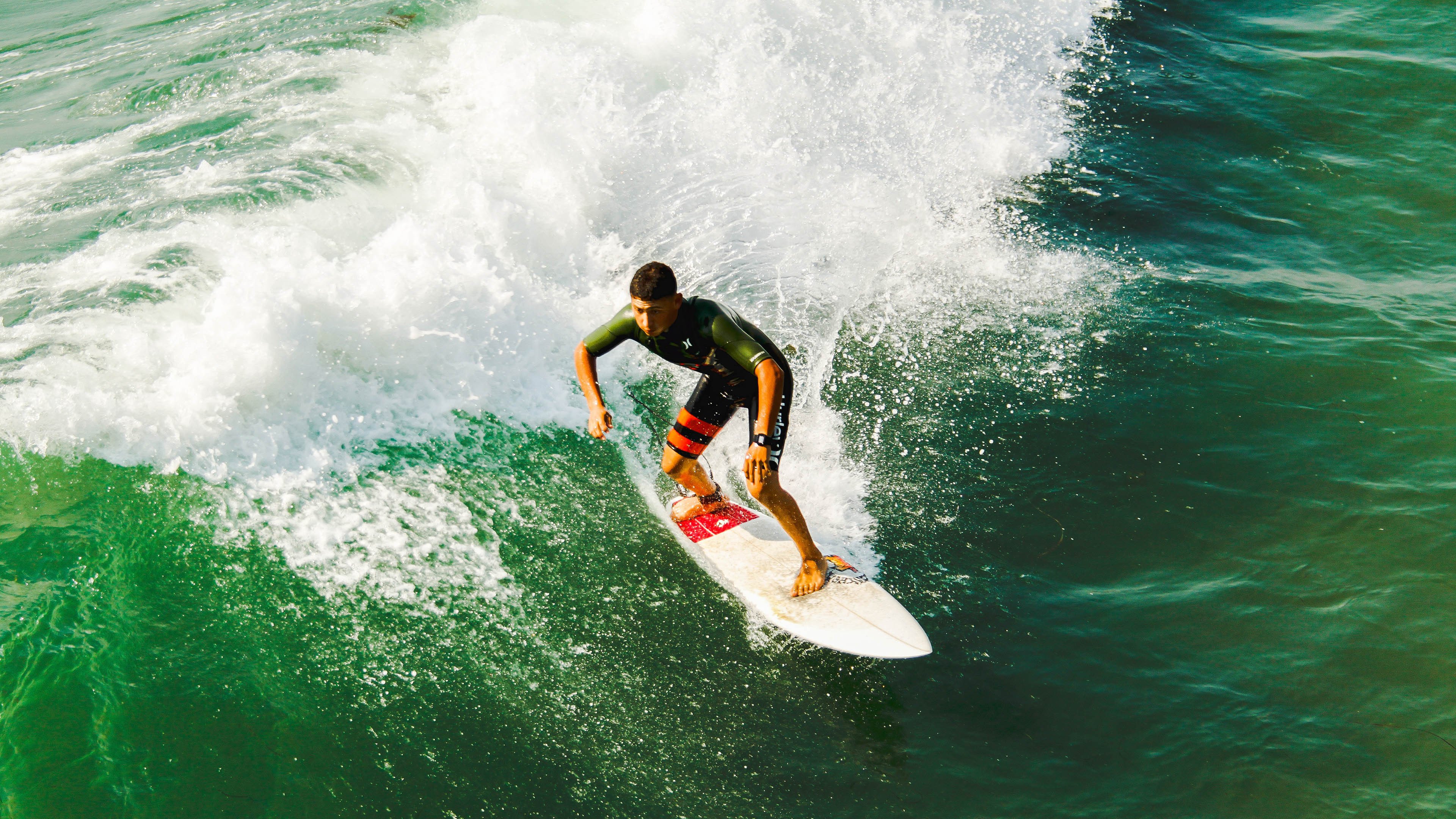 羽毛球赛场焦点！巴西队对阵阿根廷队，年轻新星表现惊艳，未来可期