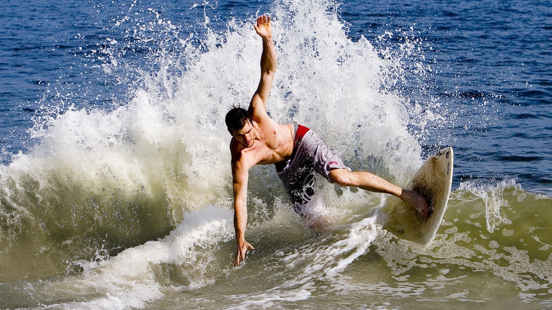网球赛场焦点！瑞士队对阵阿根廷队，意外判罚引发热议，比赛氛围紧张